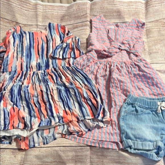2 dresses 1 pair of shorts like new - Picture 1 of 4
